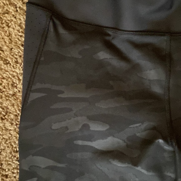 Gap Fit Sculpt Revolution Compression Leggings in Black Camo - Picture 7 of 16